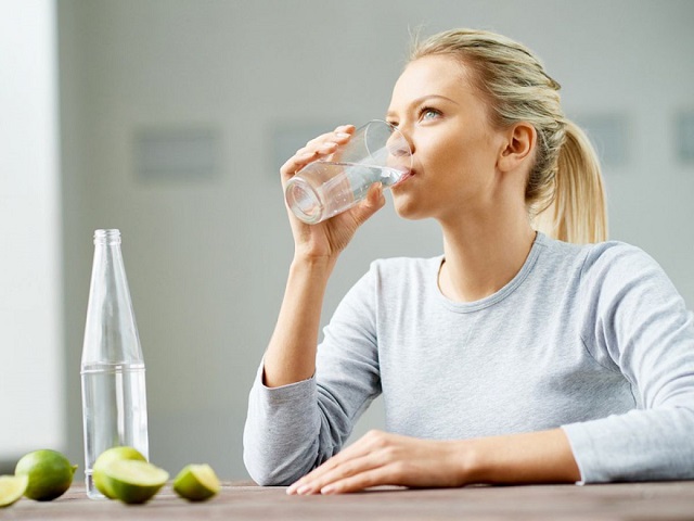 Uống nhiều nước là cách giúp bạn loại bỏ mỡ thừa hiệu quả