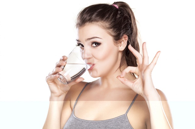 Tập thói quen uống nhiều nước nếu muốn giảm mỡ bụng