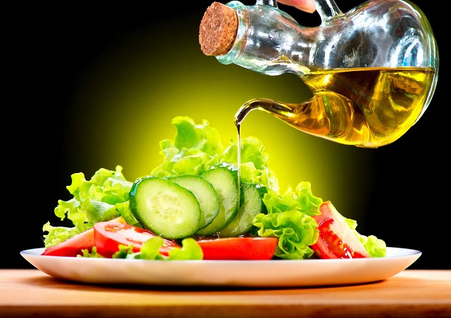 Giảm cân bằng salad và dầu dừa