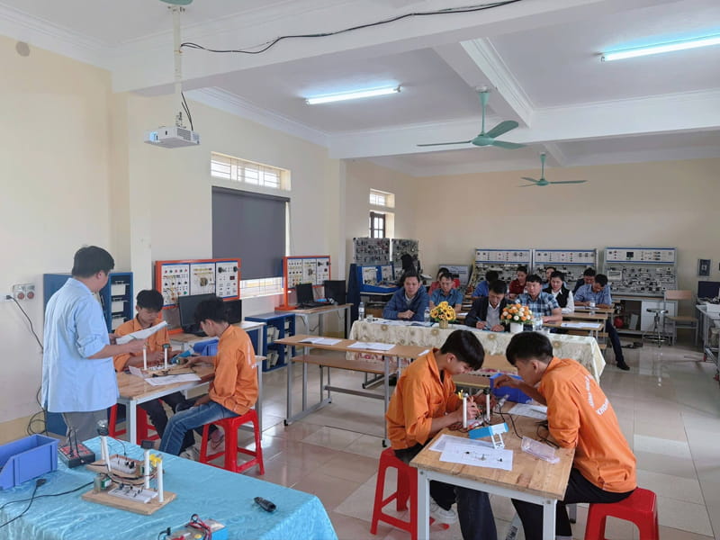 Trường Nào Dạy Nghề Điện Tử Công Nghiệp Ở Nghệ An Tốt Nhất? 7